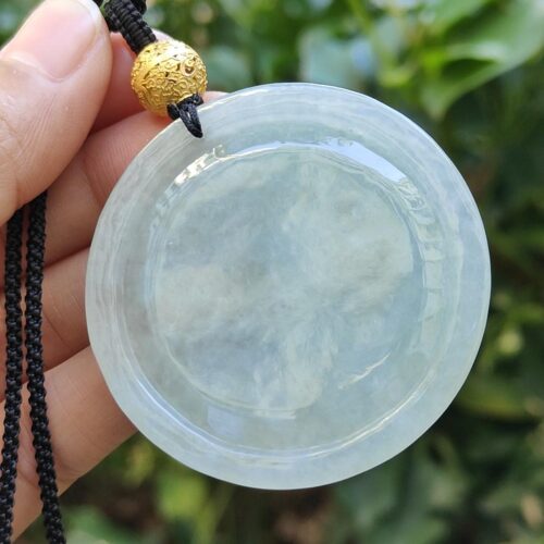 một bàn tay cầm một chiếc vòng cổ