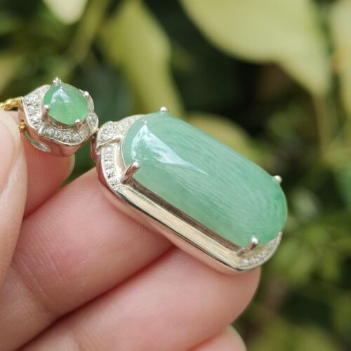 một bàn tay cầm một chiếc nhẫn