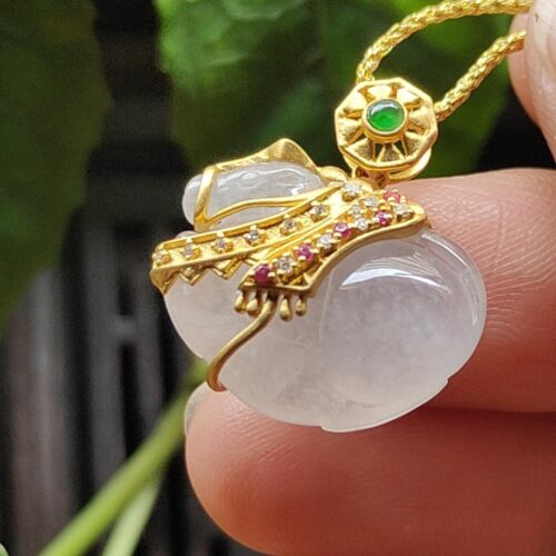 một bàn tay cầm một chiếc vòng cổ