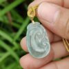 tangan memegang kalung