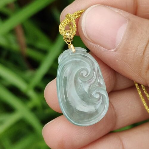 tangan memegang kalung