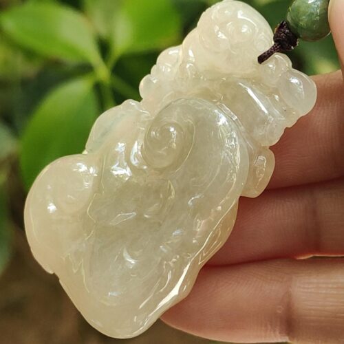 Una mano sosteniendo un objeto de jade.