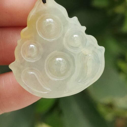 一只手握着玉坠