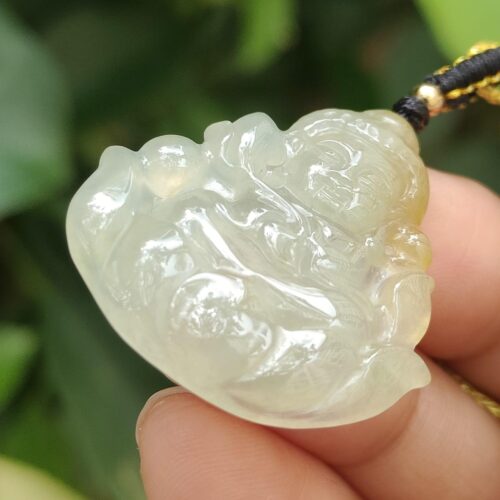 一只手握着玉坠