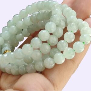 une main tenant un bracelet