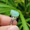 tangan memegang cincin