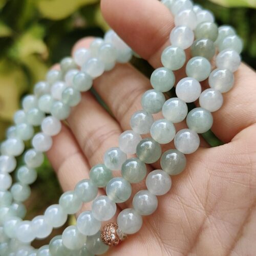 목걸이를 쥔 손