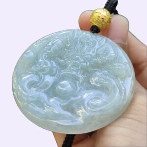 tangan memegang kalung