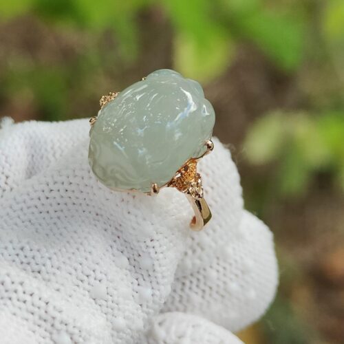 장갑을 낀 손에 반지를 쥔 손