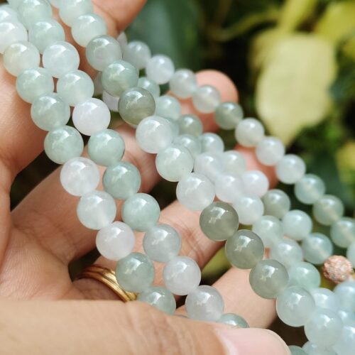 목걸이를 쥔 손