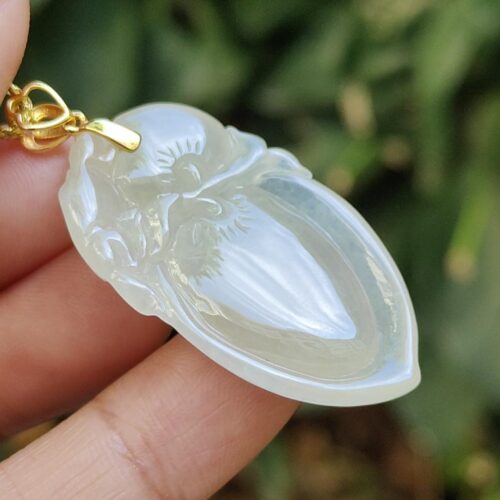 一只手拿着一条项链