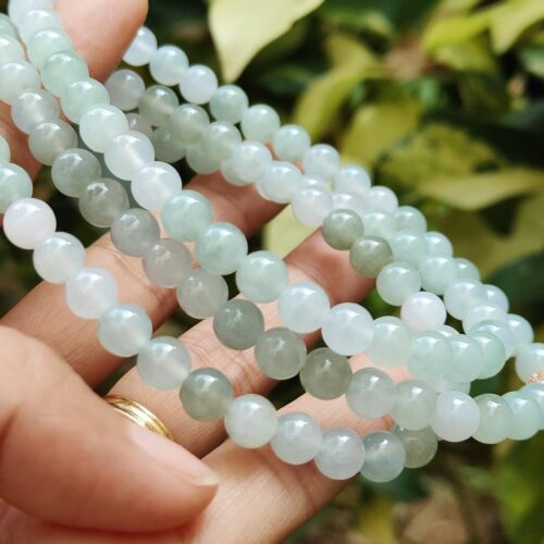 목걸이를 쥔 손