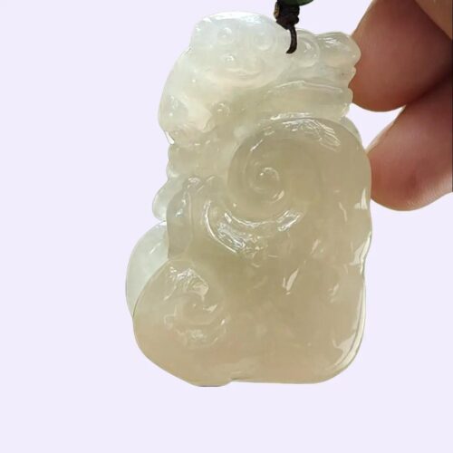 Una mano sosteniendo una estatua de jade