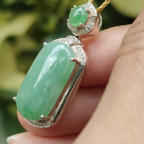 một bàn tay cầm một chiếc vòng cổ