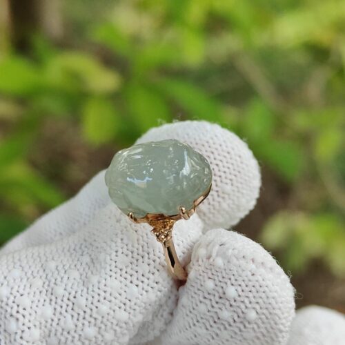 장갑을 끼고 반지를 낀 손