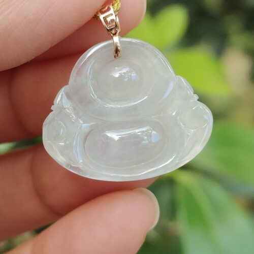 一只手握着玉坠