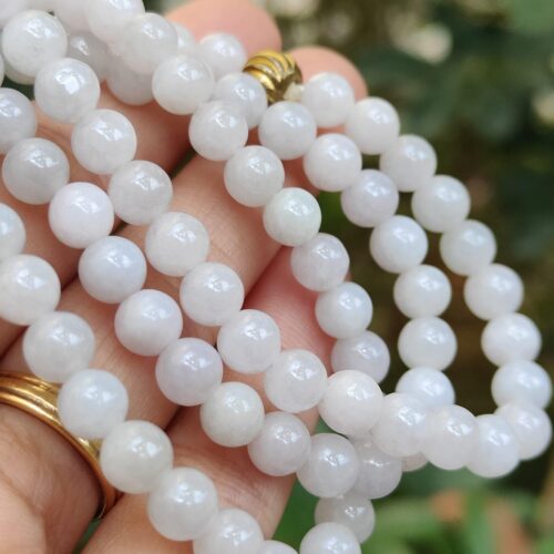 一只手拿着一条项链