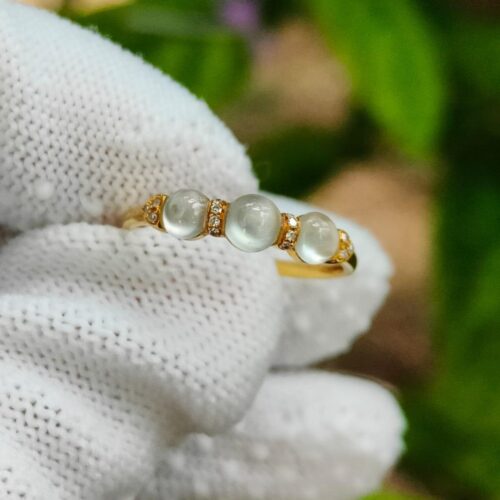 มือที่สวมถุงมือพร้อมแหวน