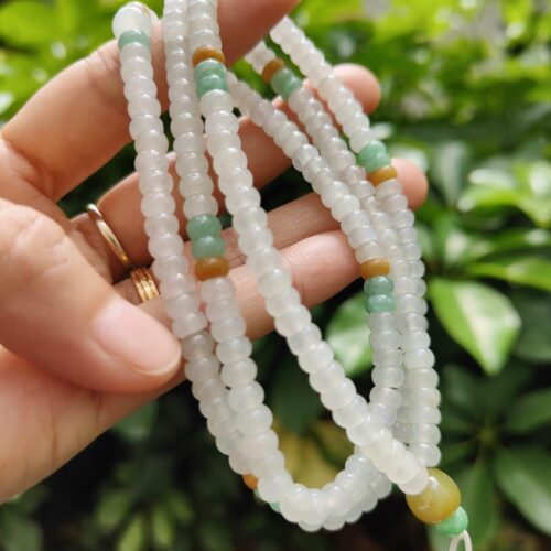 一只手拿着一串珠子