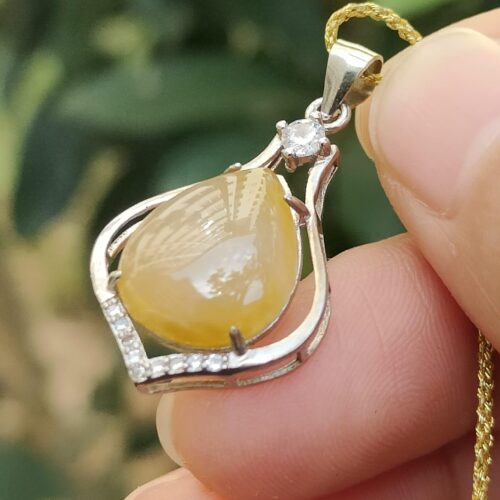 목걸이를 쥔 손