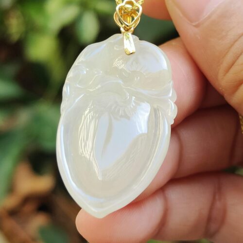 一只手拿着一条项链