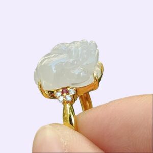 une personne tenant une bague