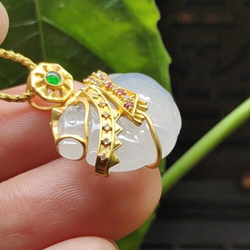 một bàn tay cầm một chiếc vòng cổ