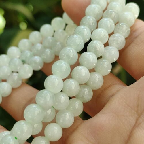 목걸이를 쥔 손