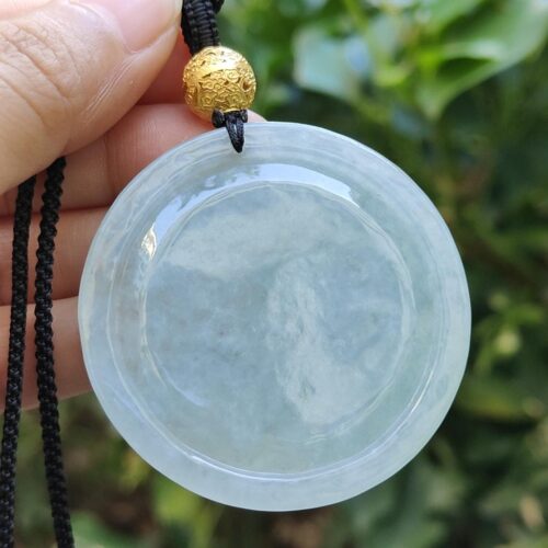 một bàn tay cầm một chiếc vòng cổ