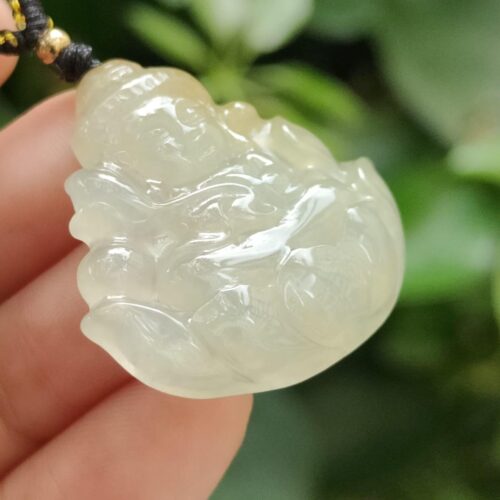 一只手握着玉坠