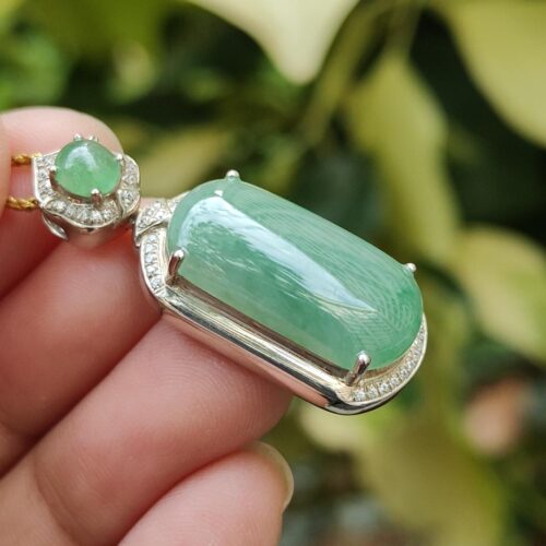 một bàn tay cầm một chiếc vòng cổ