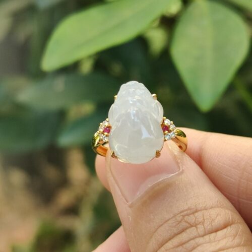 指輪を持っている人