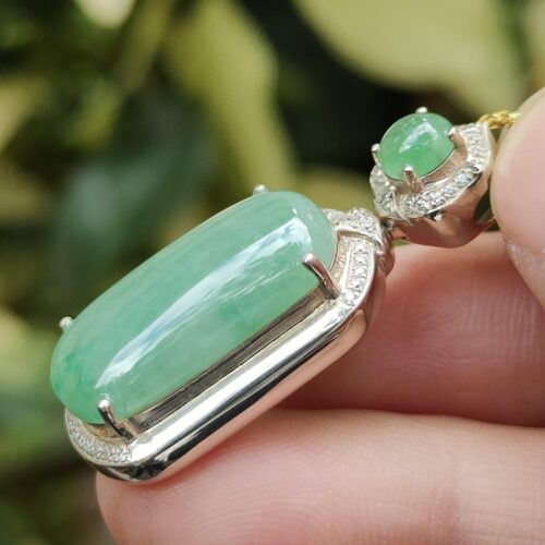 một bàn tay cầm một chiếc vòng cổ