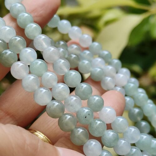 목걸이를 쥔 손