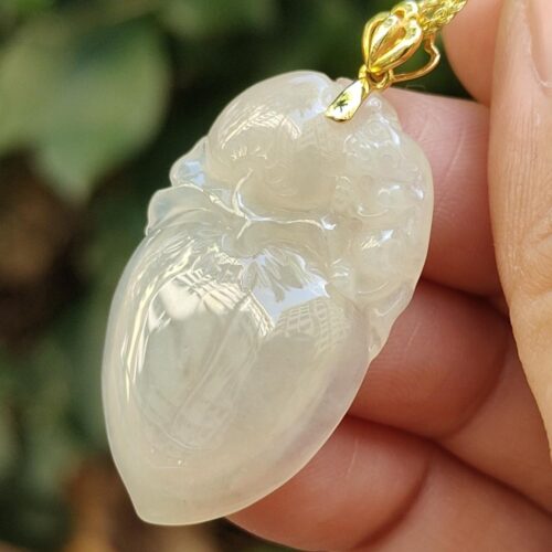 一只手握着玉坠