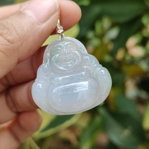 一只手握着玉坠