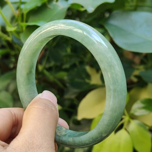 옥반지를 쥔 손