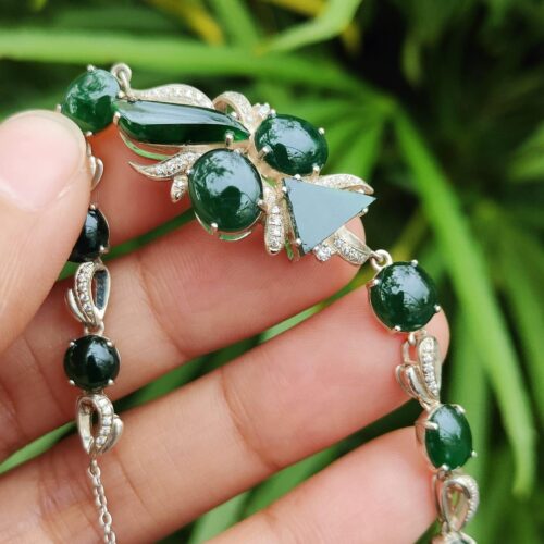 một bàn tay cầm một chiếc vòng cổ