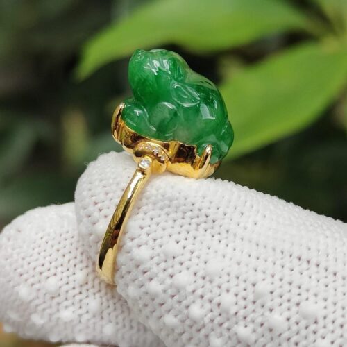 Green Three Legs Toad Jadeite Jade Cabochon Set with 18k Gold as Ring Image 7