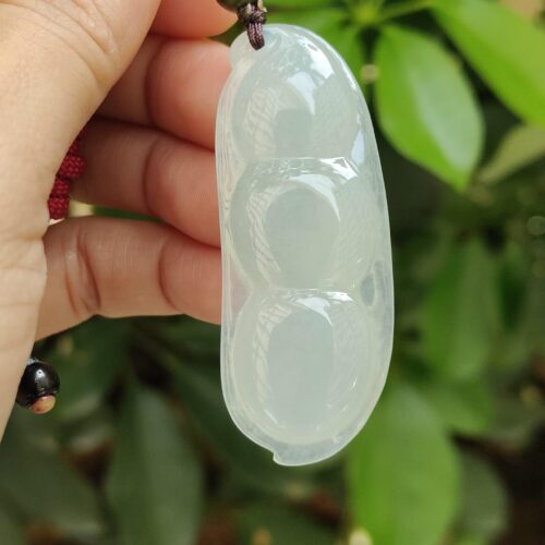 a hand holding a white object - Bean with Bat