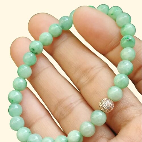 uma mão segurando uma pulseira - Pulseira Light Green Spicy Green Patches