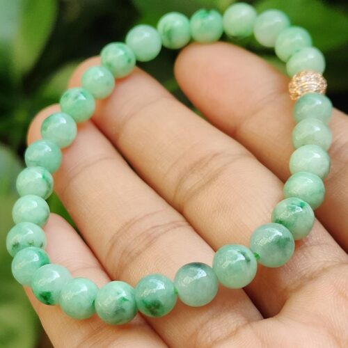 uma mão segurando uma pulseira - Pulseira Light Green Spicy Green Patches