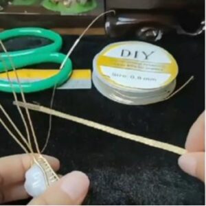 uma pessoa segurando um fio de ouro - Buda Milo