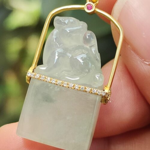 பதக்கத்தை வைத்திருக்கும் கை - வைரங்கள் 18k தங்கம் Pixiu