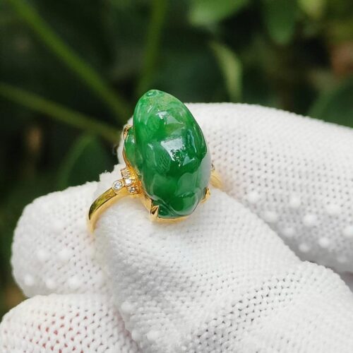 Green Three Legs Toad Jadeite Jade Cabochon Set with 18k Gold as Ring Image 4