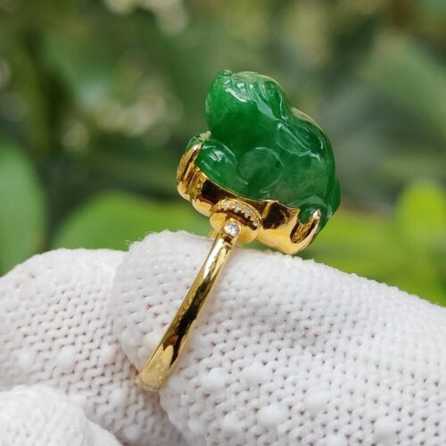 Green Three Legs Toad Jadeite Jade Cabochon Set with 18k Gold as Ring Image 5