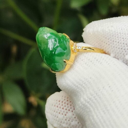 Green Three Legs Toad Jadeite Jade Cabochon Set with 18k Gold as Ring Image 2
