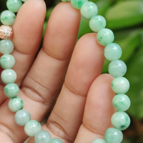 uma mão segurando uma pulseira - Pulseira Light Green Spicy Green Patches