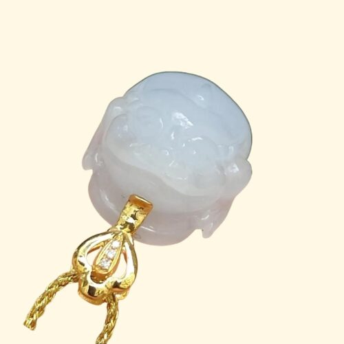 18K ゴールド留め金とダイヤモンド付き 3 本足ヒキガエルペンダント - 画像 3