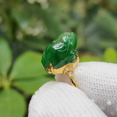 Green Three Legs Toad Jadeite Jade Cabochon Set with 18k Gold as Ring Image 3
